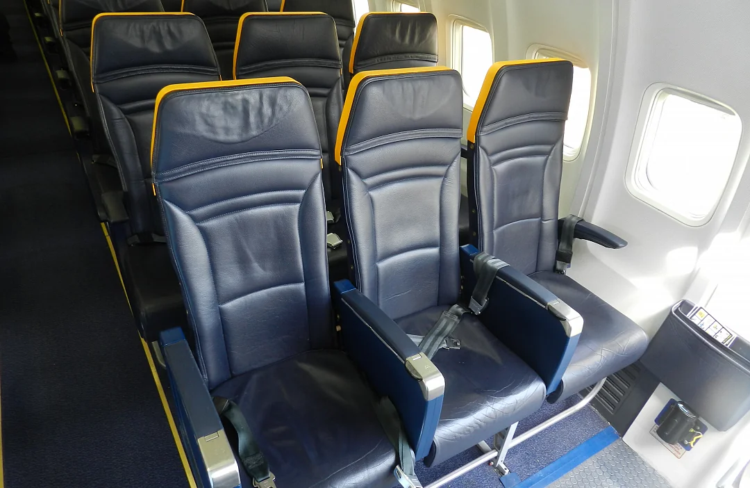 Тройка кресел Boeing 737-800 Ryanair: тонкие спинки без кармана и без кнопки наклона