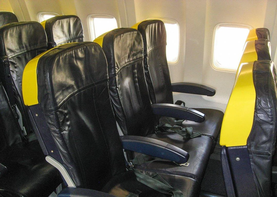 Кресла Boeing 737-800 Ryanair с жёлтыми подголовниками у окна