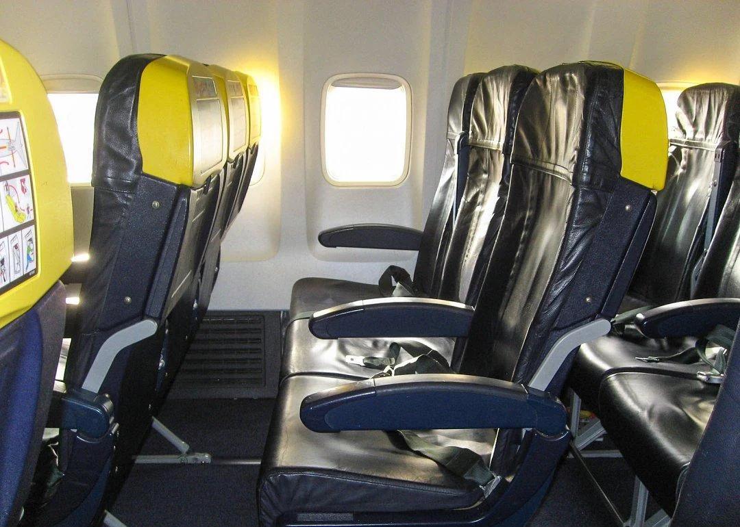 Ряды эконома Boeing 737-800 Ryanair у иллюминаторов, инструкция напечатана на спинке