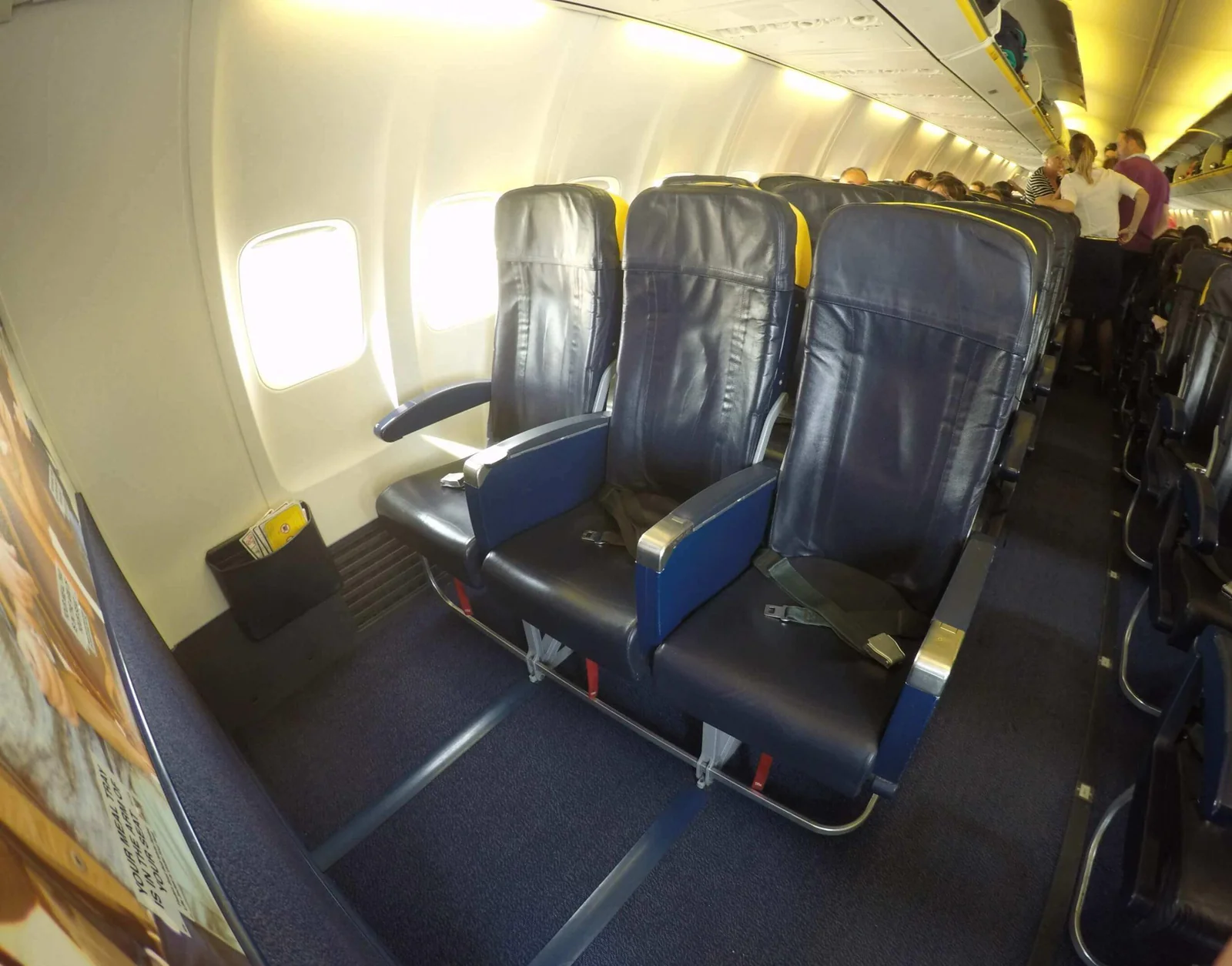 Кресло Boeing 737-800 Ryanair сбоку: спинка стоит ровно и не откидывается