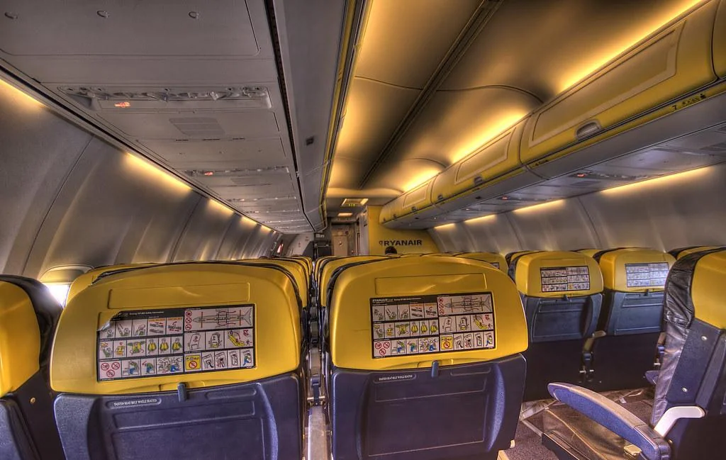 Жёлтые спинки кресел Boeing 737-800 Ryanair с печатной инструкцией