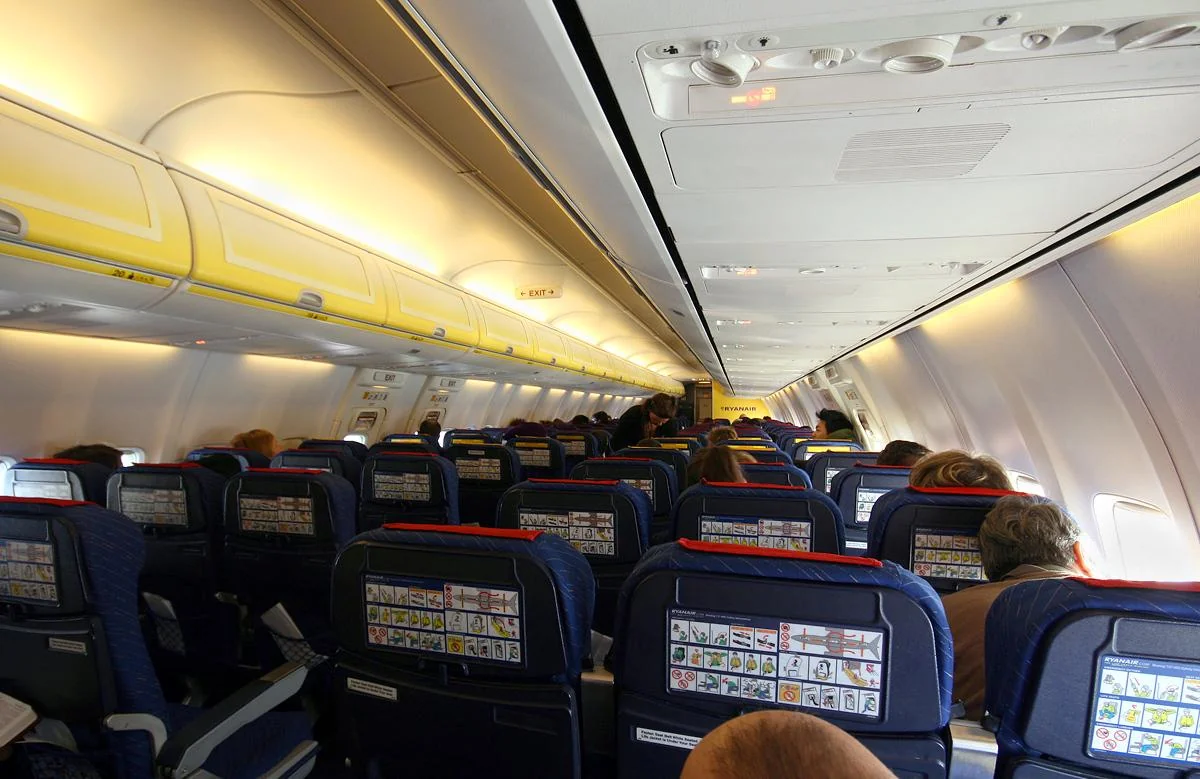 Прежний салон Boeing 737-800 Ryanair с синими креслами и красной отделкой