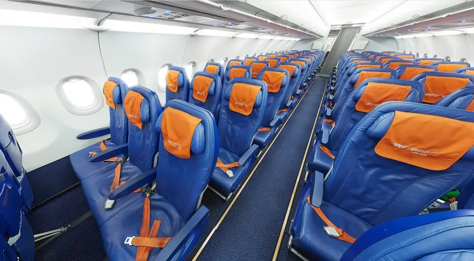 Эконом-класс Airbus A320 Аэрофлота: синие кресла 3-3 с оранжевыми подголовниками