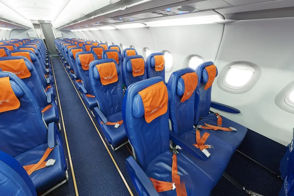 Эконом-класс Airbus A321 Аэрофлота: посадка 3-3, синие кресла с оранжевыми подголовниками